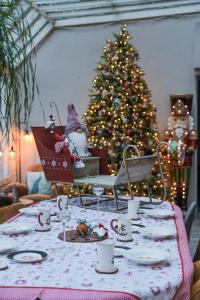 une table de Noël avec un arbre de Noël en arrière-plan dans l'établissement La Maison Hôtel Mulhouse Centre, à Mulhouse