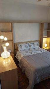 1 dormitorio con 1 cama y 1 mesa con 2 lámparas en Da Romano, en San Giacomo