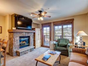 Una sala de estar con chimenea y televisión. en Luxury 3 Bedroom Mountain Vacation Rental In Breckenridge Just Two Blocks From Downtown, en Breckenridge