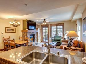Una cocina con fregadero y una sala de estar. en Luxury 3 Bedroom Mountain Vacation Rental In Breckenridge Just Two Blocks From Downtown, en Breckenridge