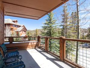 balcón con 2 sillas y vistas a las montañas en Luxury 3 Bedroom Mountain Vacation Rental In Breckenridge Just Two Blocks From Downtown, en Breckenridge