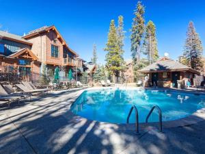 una gran piscina frente a una casa en Luxury 3 Bedroom Mountain Vacation Rental In Breckenridge Just Two Blocks From Downtown, en Breckenridge