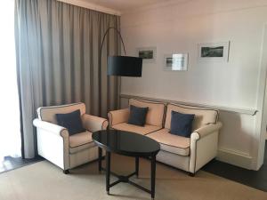 a living room with two chairs and a table at Apartment Lake`s in Pörtschach am Wörthersee