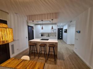 Kuchyň nebo kuchyňský kout v ubytování ESPECTACULAR CASA EN LLAGOSTERA - Costa Brava, CON PISCINA