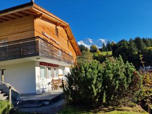 ein Haus mit Bergblick in der Unterkunft Chalet Viola - Verena's Loft in Wengen