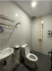 y baño con aseo blanco y lavamanos. en CN Homestay C3 Floor 3 at Nagoya Hill Mall, en Nagoya