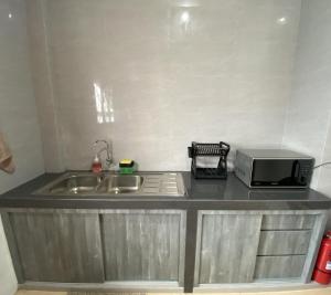 un bancone della cucina con lavello e forno a microonde di CN Homestay C1 Floor 3 at Nagoya Hill Mall a Nagoya