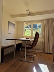 ヴェンゲンにあるChalet Viola - Verena's Loftのテーブル、椅子、ベッドが備わる客室です。
