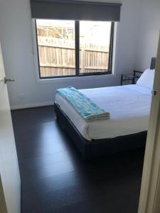 1 dormitorio con 1 cama con ventana y 1 cama sidx sidx sidx sidx en Reservoir Paradise, en Melbourne