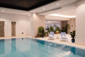 Bazén v ubytování Cantonal Hotel by Warwick nebo v jeho okolí