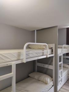 מיטה או מיטות קומותיים בחדר ב-Albergue con encanto d'camiño