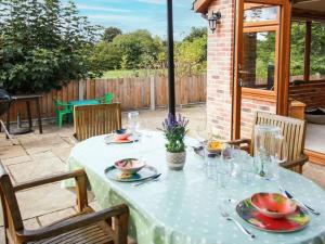 - une table avec des assiettes de nourriture sur une terrasse dans l'établissement The Seaside Cottage, à Gorleston-on-Sea