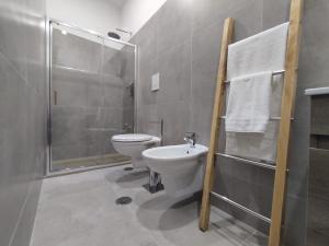 ein Badezimmer mit Toilette, Dusche und Waschbecken in der Unterkunft Casa Patou in Ponte