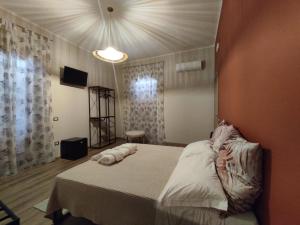 una camera con un letto in una stanza con una finestra di Casa Patou a Ponte