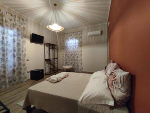 Un dormitorio con una cama en una habitación con ventana. en Casa Patou, en Ponte