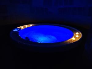 una vasca blu con luci in una camera oscura di Casa Patou a Ponte