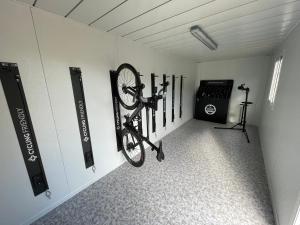 um quarto com uma bicicleta pendurada numa parede em S'Hort Can Capità em Ariany