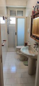 La salle de bains est pourvue d'un lavabo, de toilettes et d'une douche. dans l'établissement Casa vacanze Puccini, à Lecce