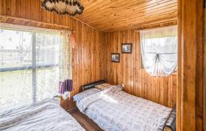 um quarto com uma cama e uma janela em Amazing Home In Wilczeta With Kitchenette em WilczÄ™ta
