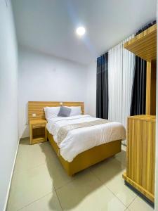 een slaapkamer met een bed in een kamer met een raam bij Rebero View Apartments in Kigali