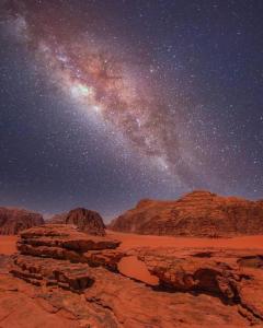 Una noche estrellada con la Vía Láctea en el desierto en Wadi Rum en Wadi Rum