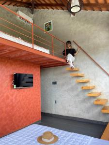 un homme assis sur les escaliers dans une pièce dans l'établissement Soc House 2, à Vung Tau