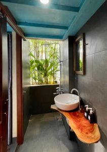La salle de bains est pourvue d'un lavabo sur un comptoir en bois. dans l'établissement Soc House 2, à Vung Tau