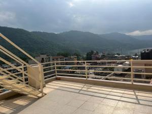 Pemandangan gunung umum atau pemandangan gunung yang diambil dari hotel