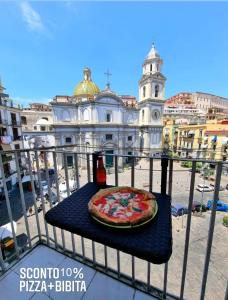 pizza seduta sopra un tavolo sul balcone di ANDREA'S HOUSE a Napoli