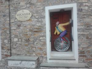 una pintura de un hombre en una bicicleta en un edificio en Plan B en Civezza