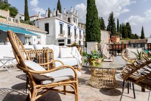 un gruppo di sedie e un tavolo su un patio di Carmen de Cortes a Granada