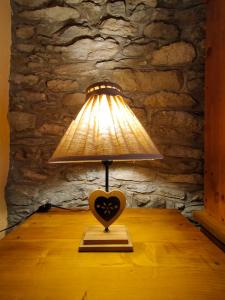 una mesa con una lámpara en forma de corazón en Au Coeur de Saint Nicolas, en Saint Nicolas