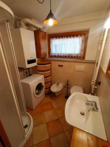 uma pequena casa de banho com lavatório e WC em Au Coeur de Saint Nicolas em Saint Nicolas