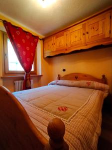 a bedroom with a large bed with a window at Au Coeur de Saint Nicolas in Saint Nicolas