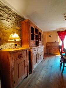 una cocina con armarios de madera y una mesa con lámpara. en Au Coeur de Saint Nicolas, en Saint Nicolas