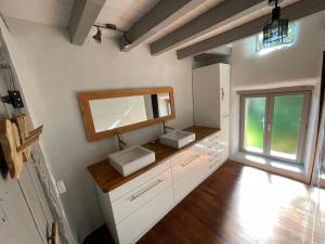 Postel nebo postele na pokoji v ubytování Gîte avec piscine intérieur, Le Repère de Choiseau