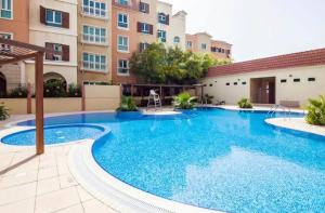 uma imagem de uma piscina num edifício de apartamentos em Discovery Gardens Haven Studio Units em Dubai