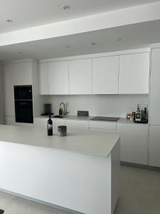 A kitchen or kitchenette at New apartment in Higueron West
