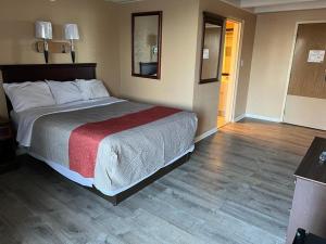 a bedroom with a large bed in a room at Hotel Weston RFD in Rockford