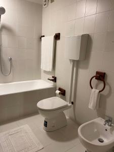 バヴェーノにあるAppartamento del Castello 1のバスルーム(トイレ、洗面台付)