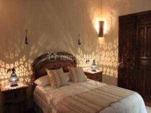 1 dormitorio con 1 cama grande y 2 mesitas de noche en El BALCÓN de los OLIVOS en Luque