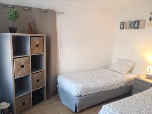 ein Schlafzimmer mit einem Bett und einem Bücherregal in der Unterkunft Gîte paisible aux pieds des Alpilles, parking privé in Saint-Rémy-de-Provence