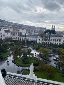 Blick auf eine Stadt mit einem Brunnen und Gebäuden in der Unterkunft Hostal Brilliant in Quito