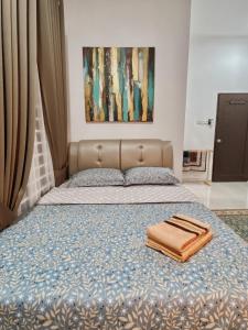 Una cama con dos toallas encima. en De Jara Guesthouse Dungun for Malay en Dungun