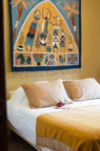um quarto com uma cama com um quadro na parede em A natural retreat em Mijas