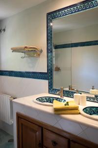 een badkamer met een wastafel en een grote spiegel bij Back to La Tierra, natural finca in Mijas in Mijas