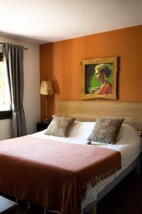 A natural retreat في ميخاس: غرفة نوم بسريرين مع لوحة على الحائط