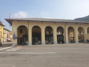 un edificio con arcos en el lateral de una calle en Cafe del peso, en Cavour