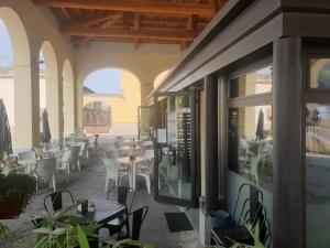 eine Terrasse mit Tischen und Stühlen in einem Restaurant in der Unterkunft Cafe del peso in Cavour