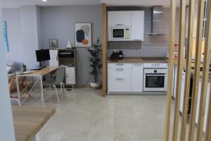Kuchnia lub aneks kuchenny w obiekcie Sotogrande Paseo del Mar - 10 steps away from the beach